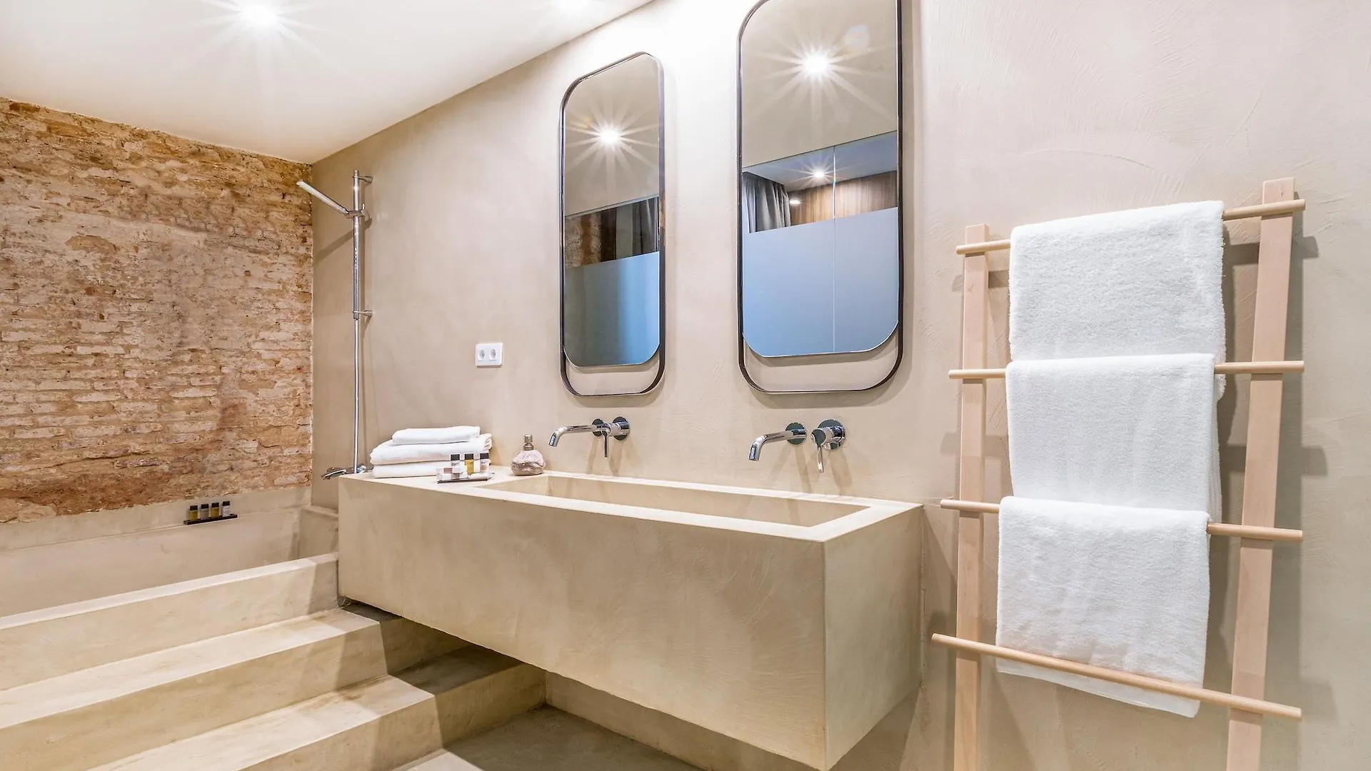 Casa Lirio Hotel Barcelona